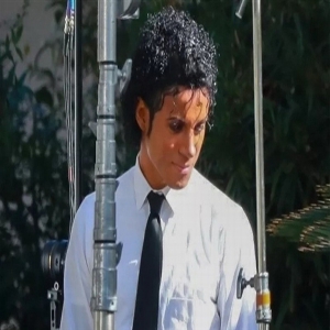 迈克尔·杰克逊传记片《迈克尔》路透照曝光：白衣黑裤，扮相和本尊非常相似