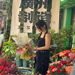 薛凯琪现身广州拍节目打扮散发少女气息，更被网民封为“香港最后一个少女”