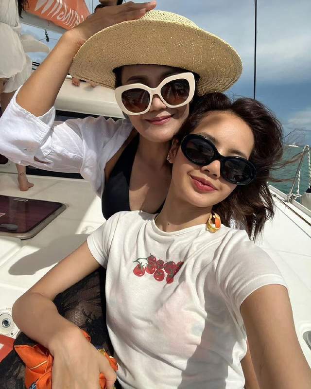 Lisa真变成热搜体质，此次所带话题是“Lisa白裙造型”(图7)