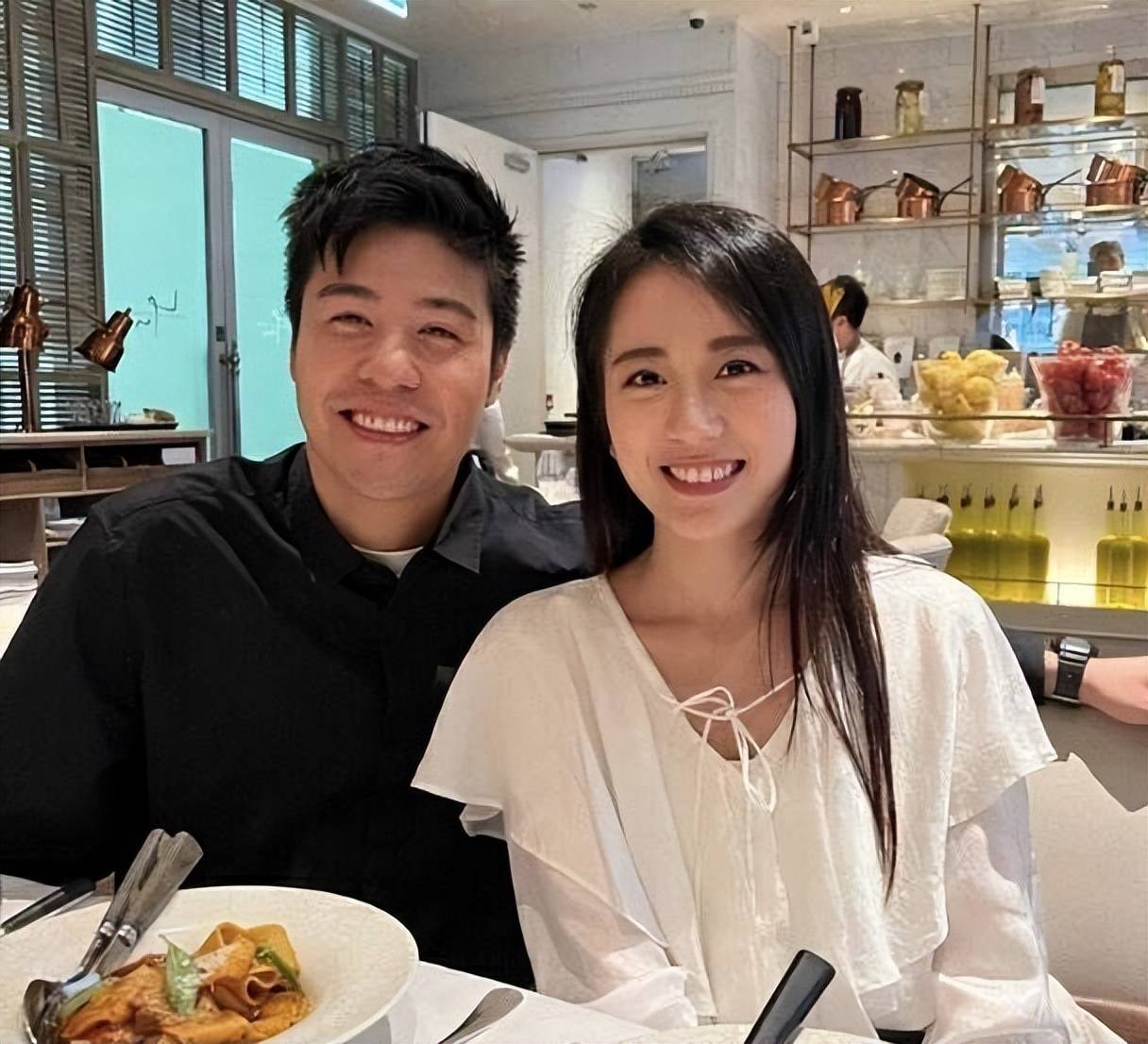 TVB小花凭借新剧出圈！和同剧的演员张子丰传出绯闻，曾相约一起看演唱会(图9)