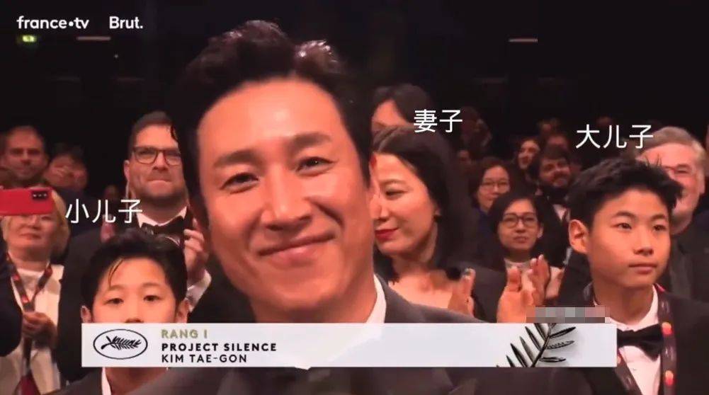 韩娱:一位顶流级L姓男演员染毒,就差报身份证号了(图20) 韩娱:一位顶流级L姓男演员染毒,就差报身份证号了(图20)