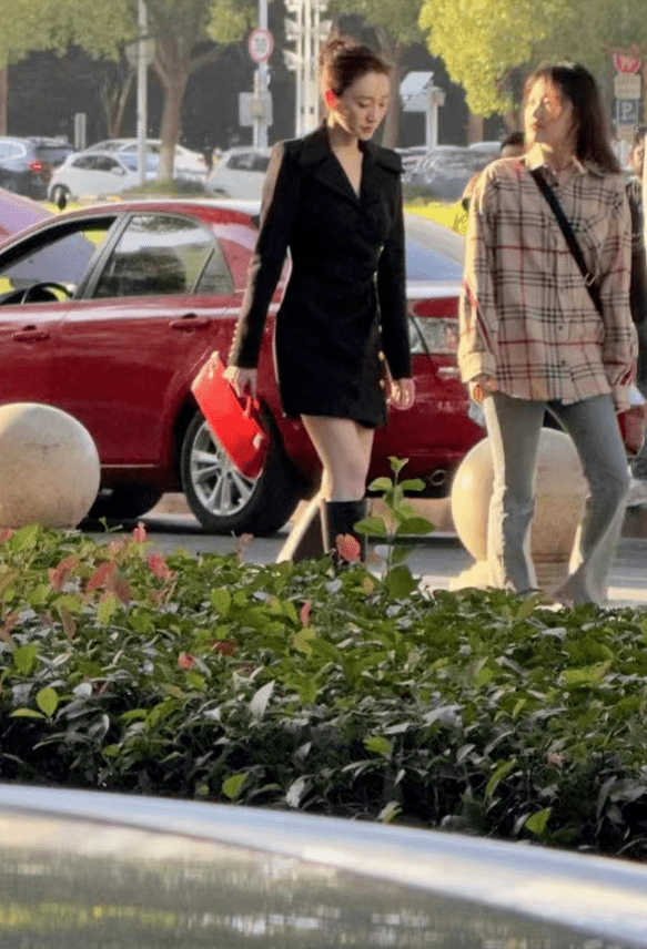 现身街头拍戏的李小冉获不少路人围观 美貌再次掀起不少网友热议(图2)