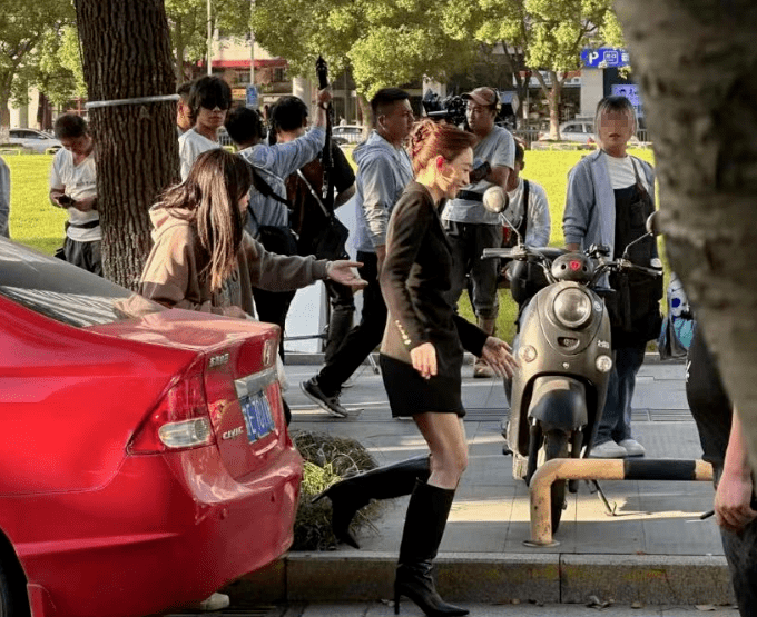 现身街头拍戏的李小冉获不少路人围观 美貌再次掀起不少网友热议(图1)