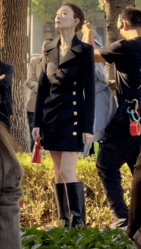 现身街头拍戏的李小冉获不少路人围观 美貌再次掀起不少网友热议(图3)