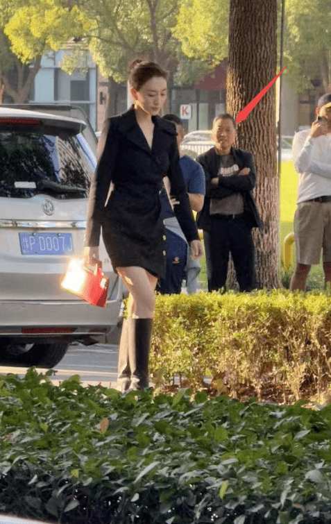 现身街头拍戏的李小冉获不少路人围观 美貌再次掀起不少网友热议(图4)