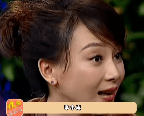 现身街头拍戏的李小冉获不少路人围观 美貌再次掀起不少网友热议(图6)