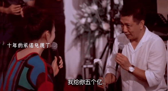 现身街头拍戏的李小冉获不少路人围观 美貌再次掀起不少网友热议(图10)