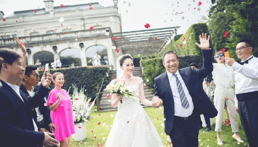 现身街头拍戏的李小冉获不少路人围观 美貌再次掀起不少网友热议(图9)