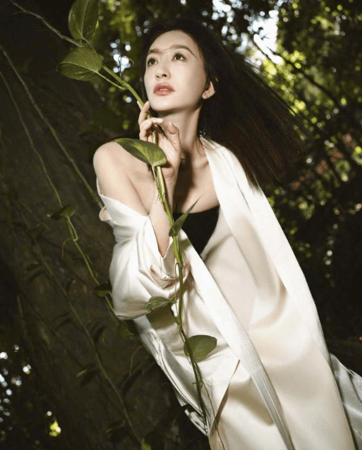 现身街头拍戏的李小冉获不少路人围观 美貌再次掀起不少网友热议(图11)