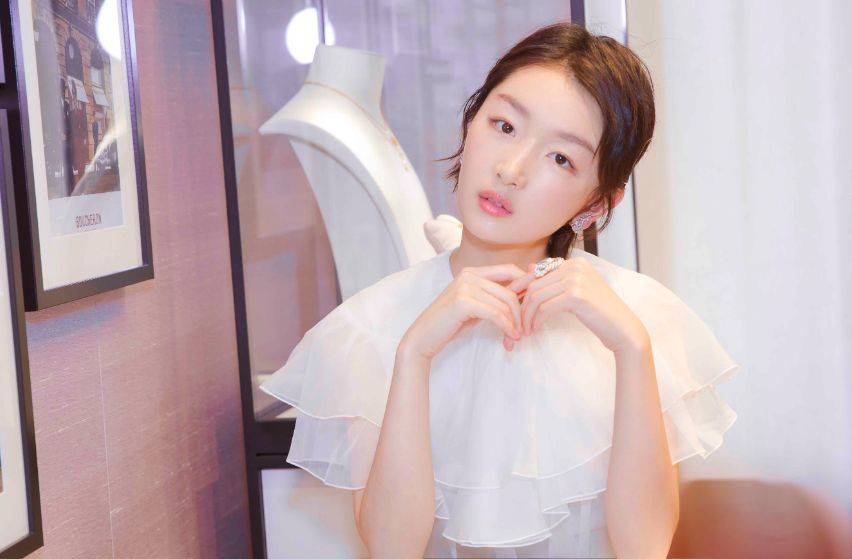 对于周冬雨来说,无论是灵性还是科技感,都构成了她独特的特质(图1) 对于周冬雨来说,无论是灵性还是科技感,都构成了她独特的特质(图1)