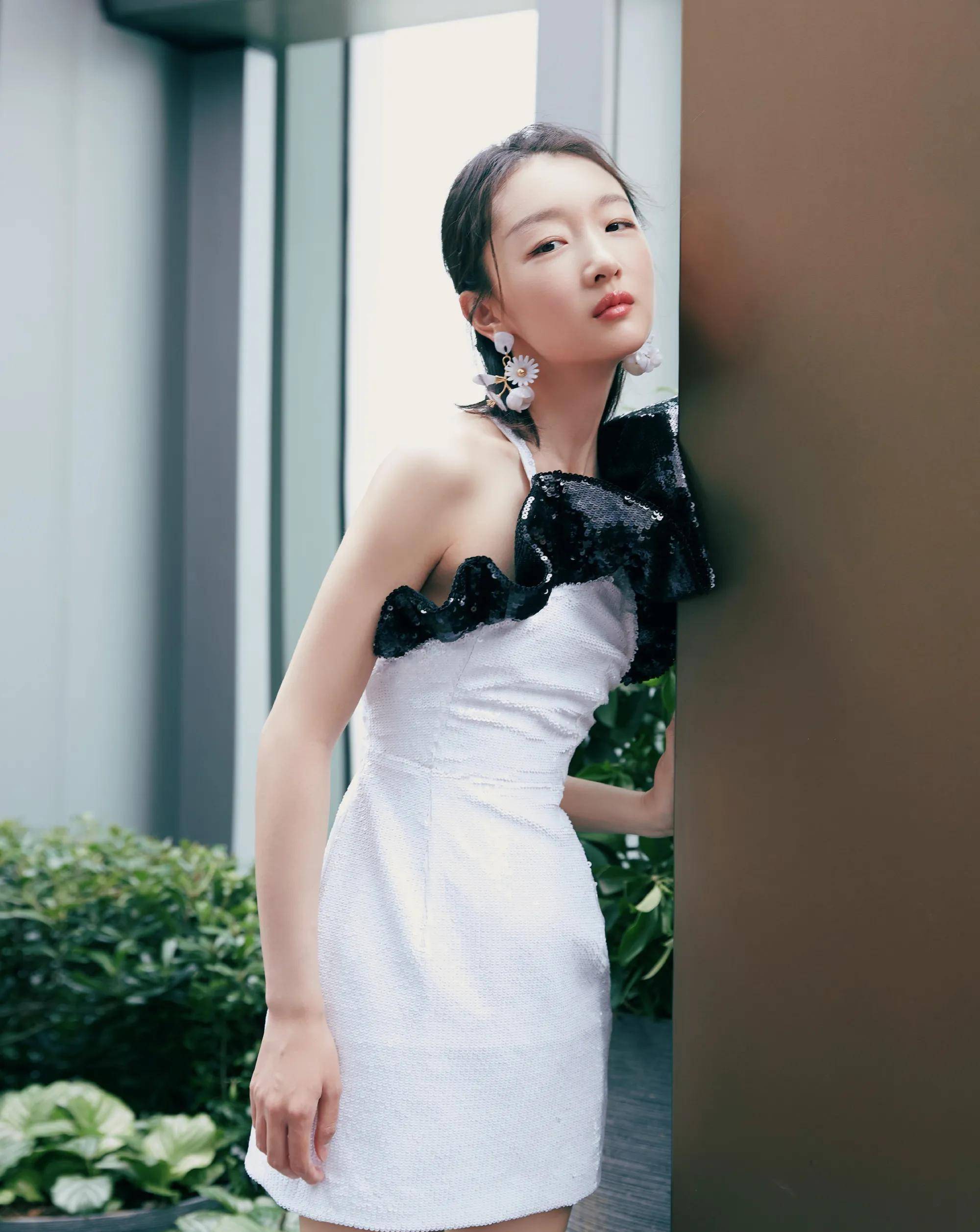 对于周冬雨来说,无论是灵性还是科技感,都构成了她独特的特质(图2) 对于周冬雨来说,无论是灵性还是科技感,都构成了她独特的特质(图2)