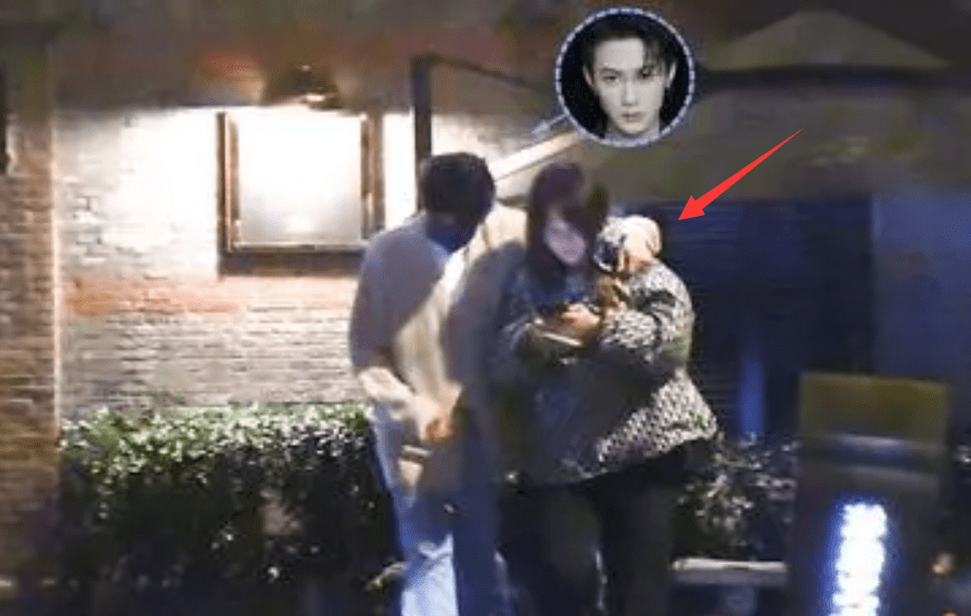 凭借《长相思》大火的檀健次被拍与女生外出聚餐的亲密画面 疑似恋情曝光(图2) 凭借《长相思》大火的檀健次被拍与女生外出聚餐的亲密画面 疑似恋情曝光(图2)