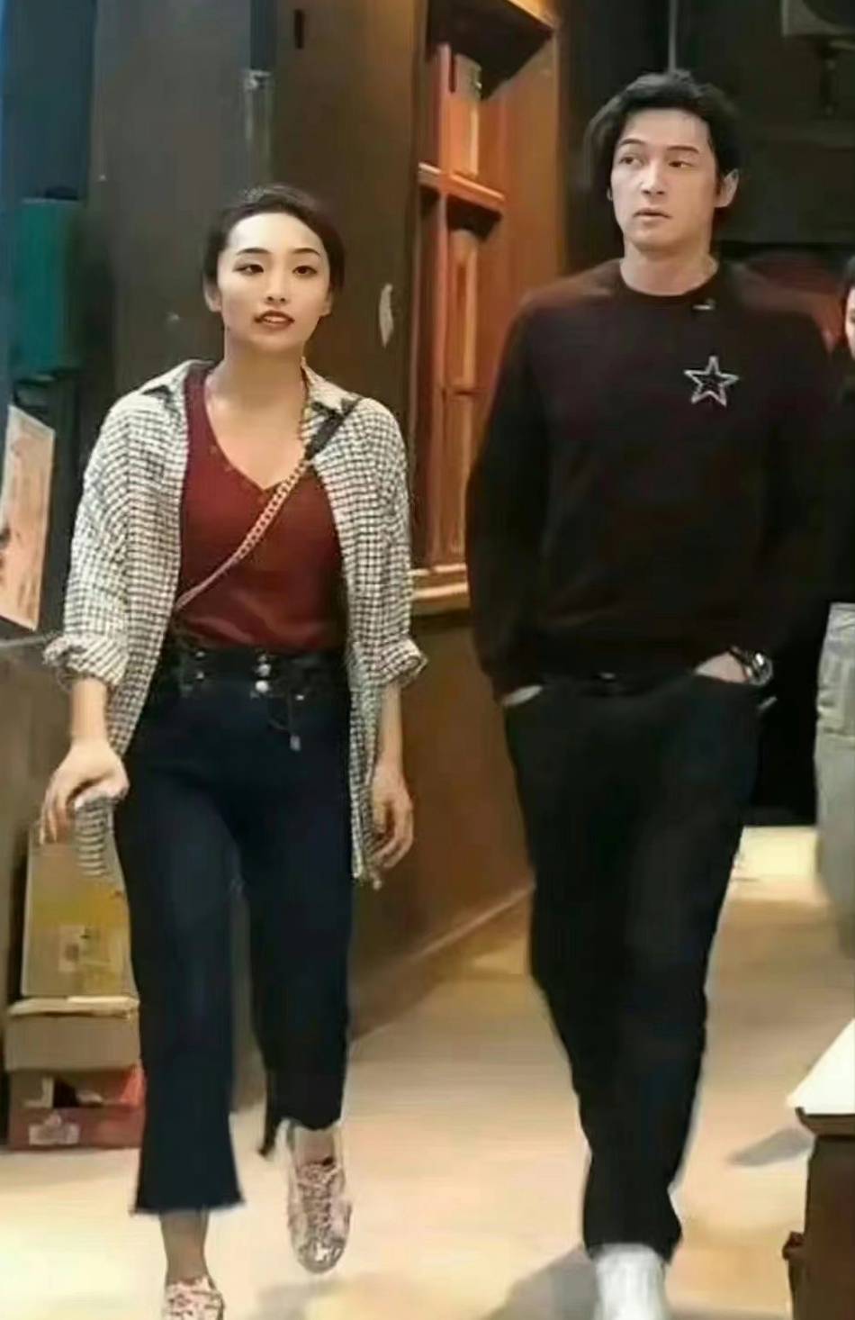 凭借《长相思》大火的檀健次被拍与女生外出聚餐的亲密画面 疑似恋情曝光(图10) 凭借《长相思》大火的檀健次被拍与女生外出聚餐的亲密画面 疑似恋情曝光(图10)