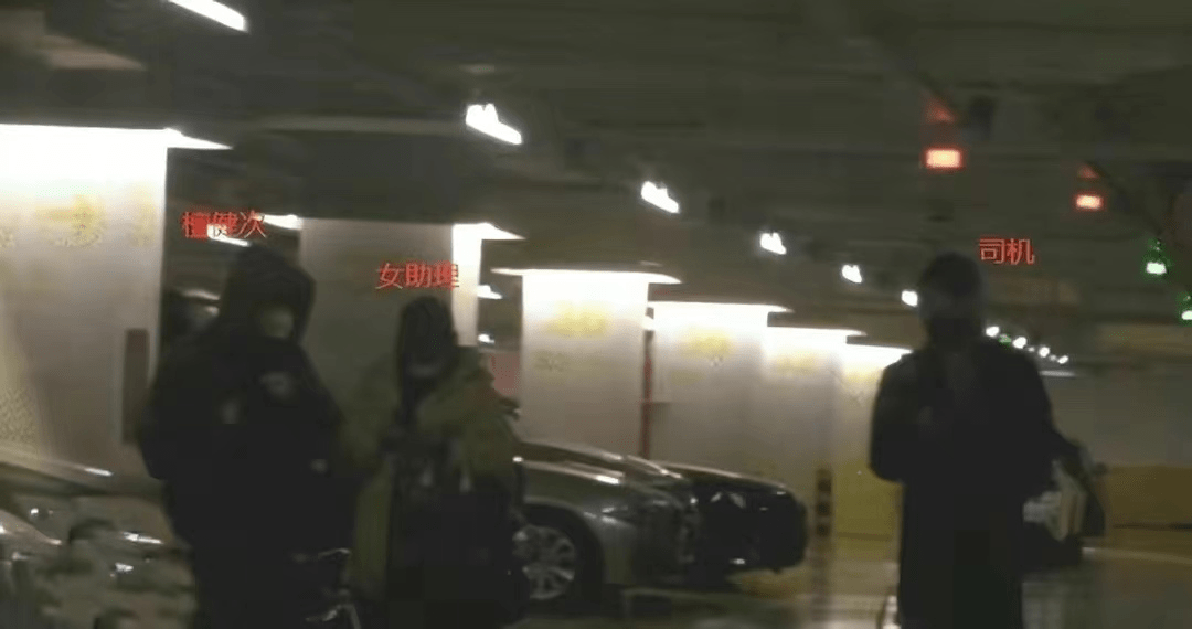 凭借《长相思》大火的檀健次被拍与女生外出聚餐的亲密画面 疑似恋情曝光(图8) 凭借《长相思》大火的檀健次被拍与女生外出聚餐的亲密画面 疑似恋情曝光(图8)