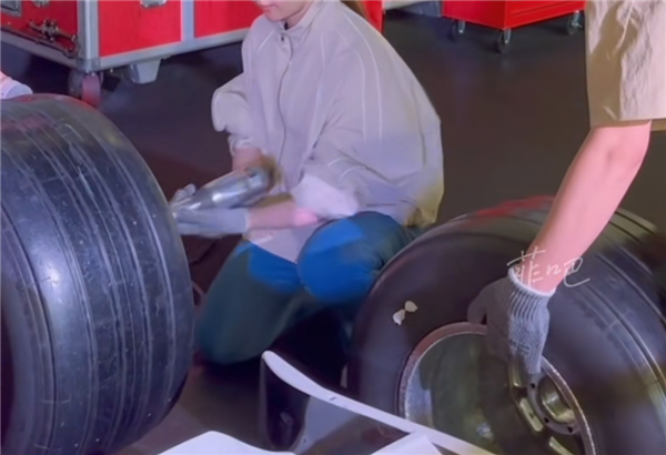 刘亦菲晒8秒给法拉利F1赛车换轮胎视频 网友：又酷又飒