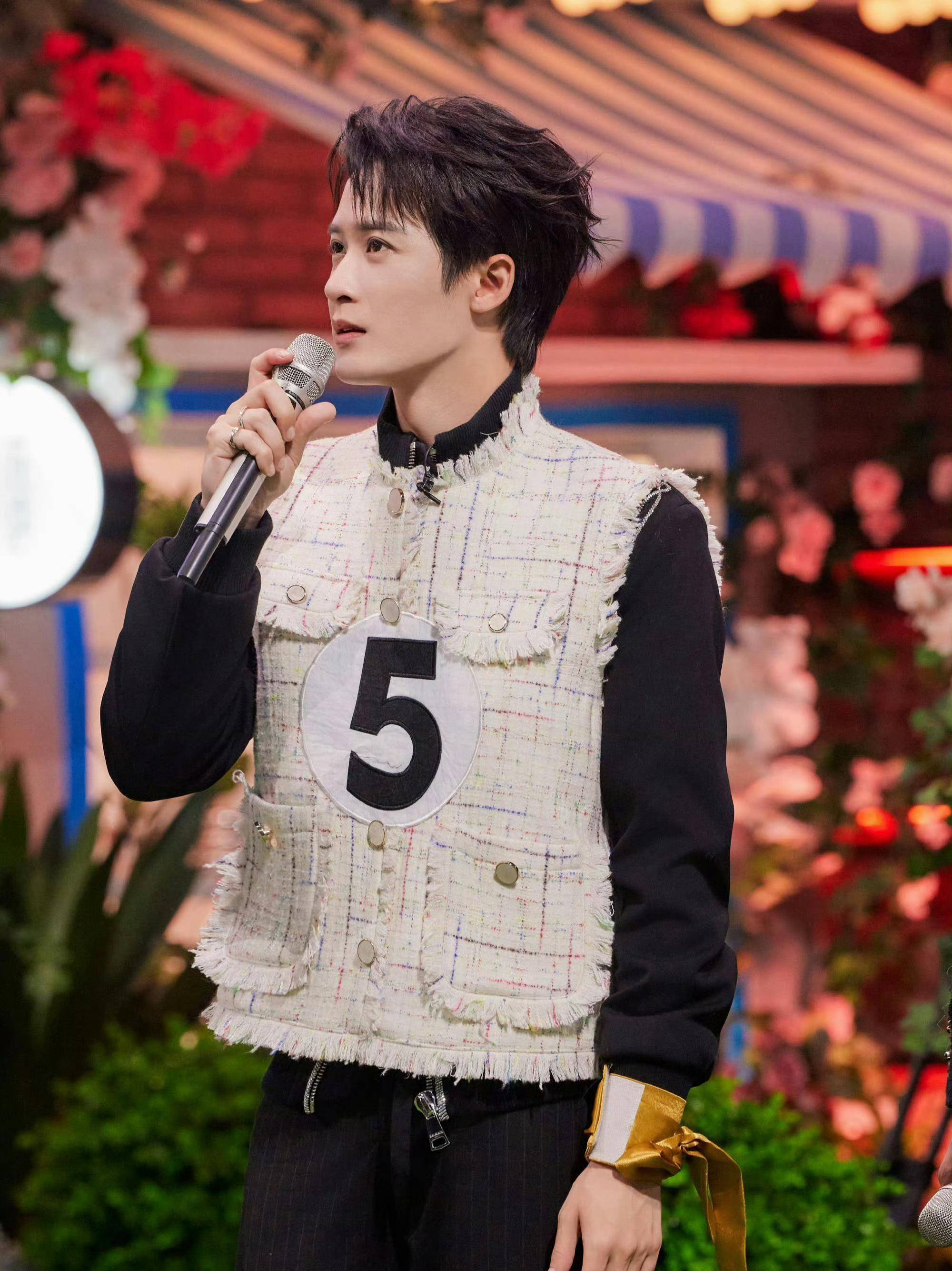 《你好星期六》要给檀健次赋予秘密任务,他的脸上只有一个“躲”字!(图4) 《你好星期六》要给檀健次赋予秘密任务,他的脸上只有一个“躲”字!(图4)