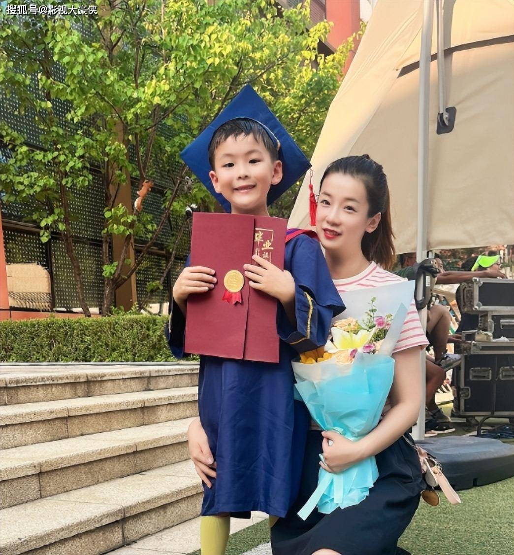 篮球教练杨鸣的离婚宣言在社交媒体上掀起轩然大波 婚外出轨的绯闻成为众人关注的焦点(图3) 篮球教练杨鸣的离婚宣言在社交媒体上掀起轩然大波 婚外出轨的绯闻成为众人关注的焦点(图3)