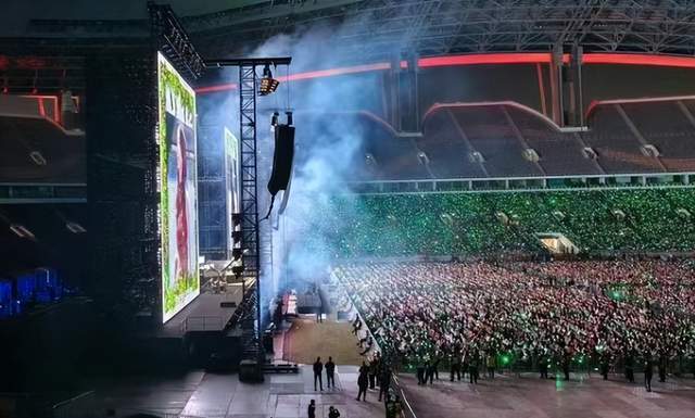 邓紫棋演唱会被粉丝差评 不仅侧面视角遮 舞台中央正面镜头也被音响柱子遮住(图8)