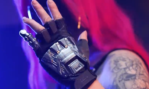 网红妹子断指后给自己换了根机械手指 有点像是R姐被机械改造了(图2) 网红妹子断指后给自己换了根机械手指:太炫酷了!