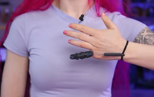 网红妹子断指后给自己换了根机械手指 有点像是R姐被机械改造了(图10) 网红妹子断指后给自己换了根机械手指:太炫酷了!