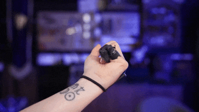 网红妹子断指后给自己换了根机械手指 有点像是R姐被机械改造了(图11) 网红妹子断指后给自己换了根机械手指:太炫酷了!