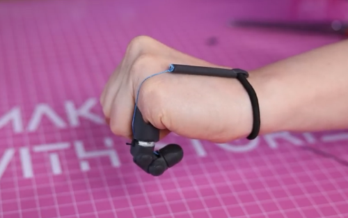 网红妹子断指后给自己换了根机械手指 有点像是R姐被机械改造了(图14) 网红妹子断指后给自己换了根机械手指:太炫酷了!