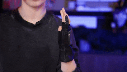 网红妹子断指后给自己换了根机械手指 有点像是R姐被机械改造了(图19) 网红妹子断指后给自己换了根机械手指:太炫酷了!