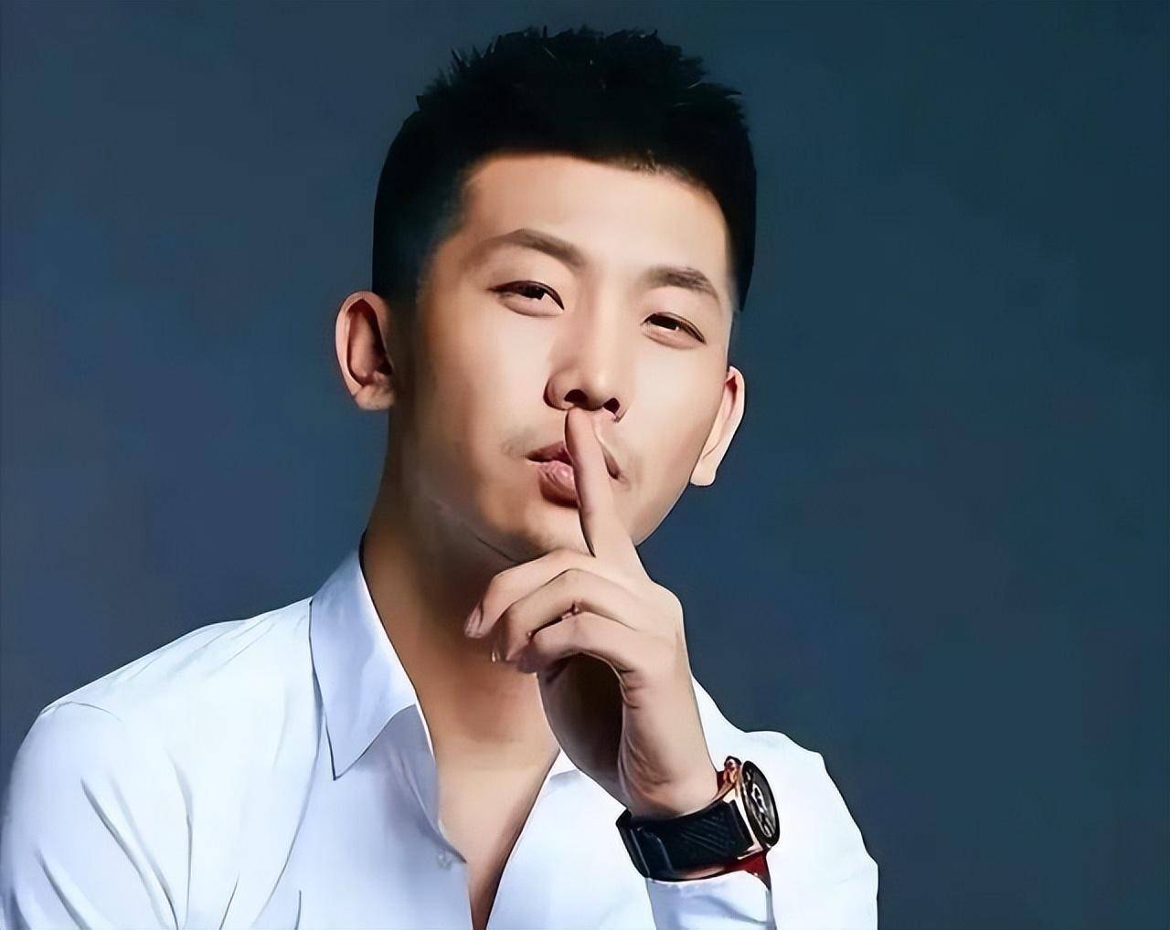 于洋正面回应家中大量存放金砖:视频中拍摄的场景并非自己家 而是几个月前拍戏看景中的样板间(图11) 于洋正面回应家中大量存放金砖:视频中拍摄的场景并非自己家 而是几个月前拍戏看景中的样板间(图11)