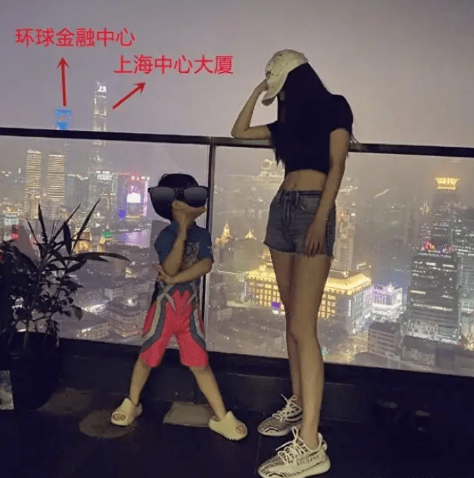 网友拍到女星杨颖带儿子在上海某餐厅聚餐 虽许久没有公开露面但状态还不错(图23)