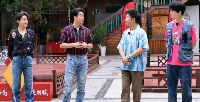 “冲进去!” 《吃货团》第二季的录制已经完成,每集由5位MC和1位飞行嘉宾组合(图1) “冲进去!” 《吃货团》第二季的录制已经完成,每集由5位MC和1位飞行嘉宾组合(图1)