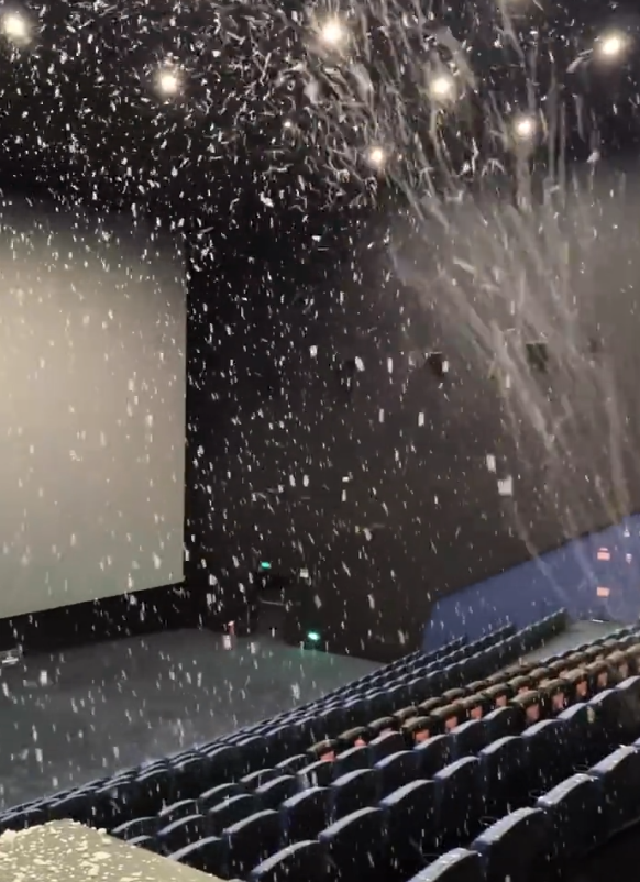 电影《一闪一闪亮星星》下雪场尴尬又离谱：人造雪洒满影院