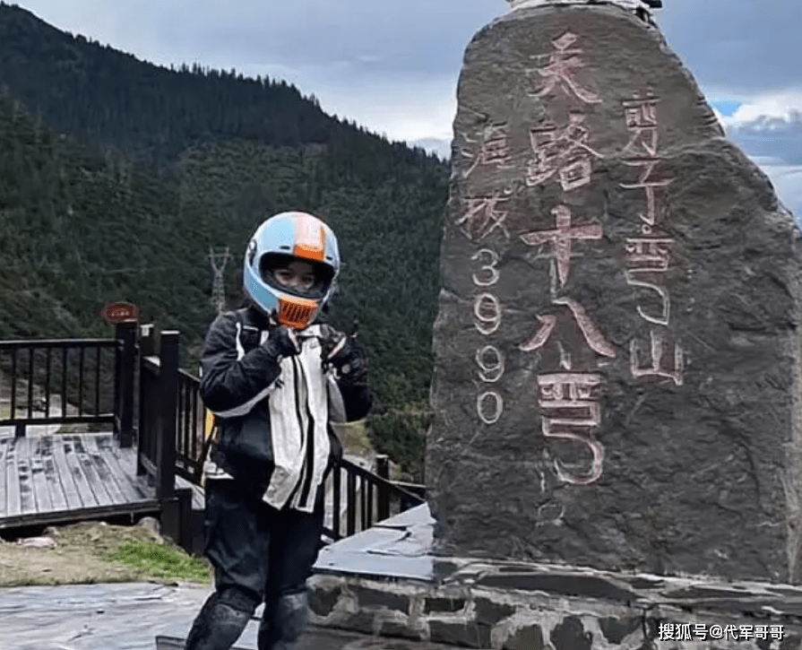 知名女网红“欧可爱”发生车祸后溺水身亡,年仅24岁(图2) 知名女网红“欧可爱”发生车祸后溺水身亡,年仅24岁(图2)