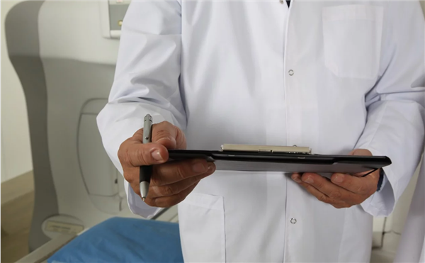 《英雄联盟》管泽元余霜食物中毒 余霜:最后一天准备从泰国回国,直接食物中毒(图1) 《英雄联盟》解说管泽元余霜食物中毒:直呼再也不吃东南亚地摊