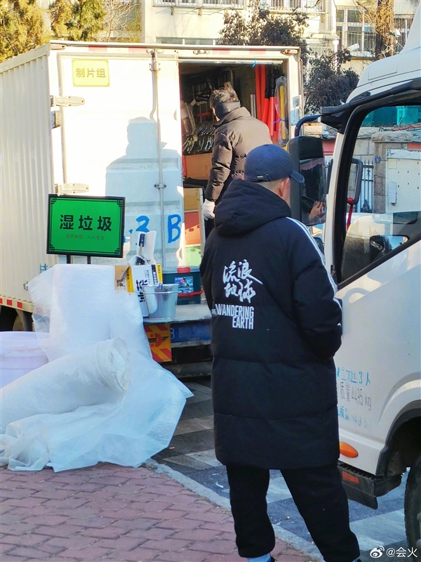 国产科幻大作《流浪地球3》已开拍 定档2027年大年初一上映(图2) 吴京、刘德华等回归!《流浪地球3》开拍了:2027大年初一上映