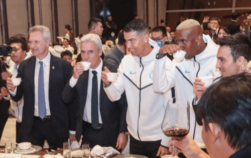 媒体谈及C罗中国行比赛延期,并称C罗和利雅得胜利对主办方的诸多安排有些不满(图2) 知情人士称C罗不满主办方:对直播带货网红蹭流量很生气