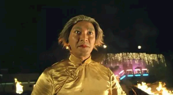 周星驰经纪人陈振宇:星爷体验了一把离子烫”,身穿白色T恤,一头黑长直的发型(图4) 周星驰体验离子烫:一头乌黑长发 这么妩媚也是没谁了