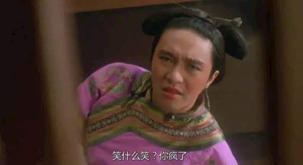 周星驰经纪人陈振宇:星爷体验了一把离子烫”,身穿白色T恤,一头黑长直的发型(图3) 周星驰体验离子烫:一头乌黑长发 这么妩媚也是没谁了