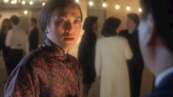 周星驰经纪人陈振宇:星爷体验了一把离子烫”,身穿白色T恤,一头黑长直的发型(图5) 周星驰体验离子烫:一头乌黑长发 这么妩媚也是没谁了