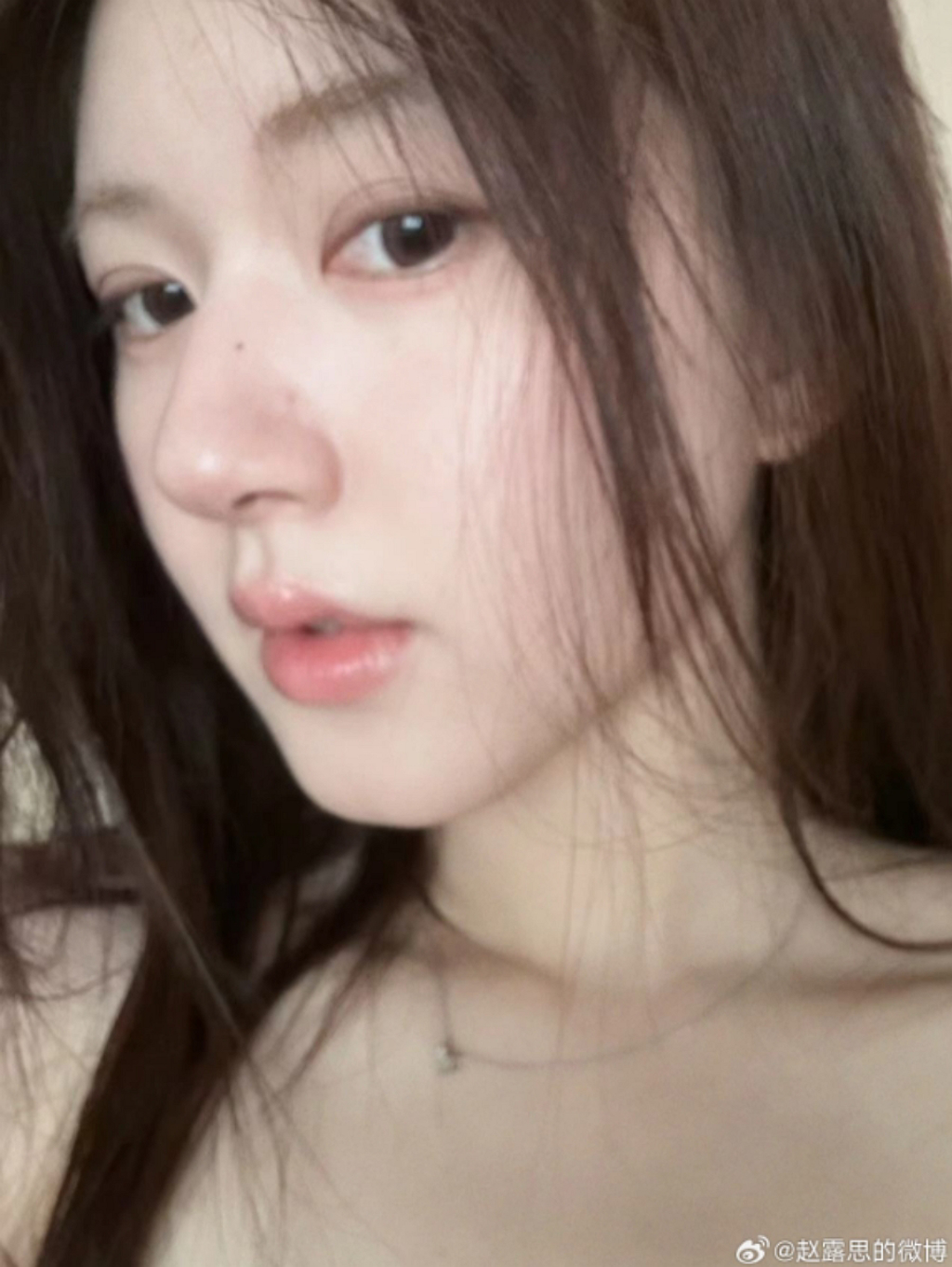 赵露思晒超真实素颜自拍,水嫩Q弹令人羡慕(图1) 赵露思晒超真实素颜自拍,水嫩Q弹令人羡慕(图1)