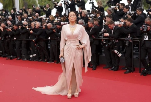 关晓彤戛纳红毯短发造型亮相,男神彭于晏更牵着狗狗一起合照(图1) 关晓彤戛纳红毯短发造型亮相,男神彭于晏更牵着狗狗一起合照(图1)