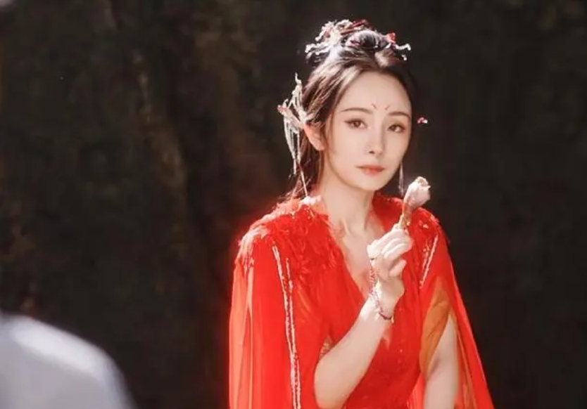 古装剧《狐妖小红娘·月红篇》开播后,杨幂狐妖滤镜太夸张,网友一致认为狐妖小红娘是儿童剧(图1) 古装剧《狐妖小红娘·月红篇》开播后,杨幂狐妖滤镜太夸张,网友一致认为狐妖小红娘是儿童剧(图1)