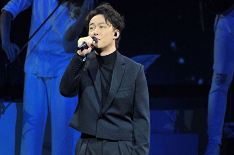 陈奕迅突宣布取消演唱会，一身便装出场，忍不住抹泪并声音沙哑(图1)