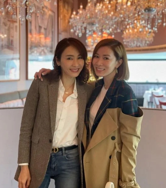 佘诗曼健身室巧遇昔日“死敌”黎姿,同框留言:gym room野生捕获一名靓女(图1) 佘诗曼健身室巧遇昔日“死敌”黎姿,同框留言:gym room野生捕获一名靓女(图1)