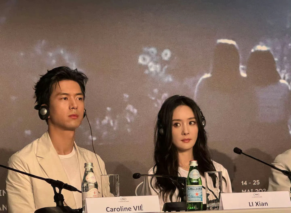 杨幂红毯同框李现,成为红毯焦点,两人合体画面气场大开(图1) 杨幂红毯同框李现,成为红毯焦点,两人合体画面气场大开(图1)