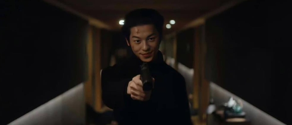 许光汉化身杀手帅翻:拿着枪、露出邪恶微笑的模样(图1) 许光汉化身杀手帅翻:拿着枪、露出邪恶微笑的模样(图1)