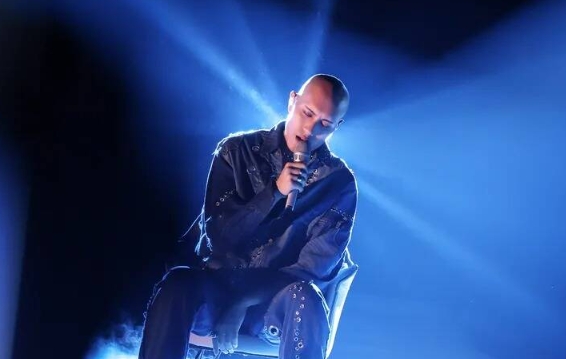 黄宣《歌手》排名垫底 音乐博主替他抱不平认为黄宣第八实署冤案(图1) 黄宣《歌手》排名垫底 音乐博主替他抱不平认为黄宣第八实署冤案(图1)