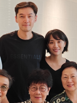 胡歌夫妻正面同框照曝光,网友大多祝福、风向大改(图1) 胡歌夫妻正面同框照曝光,网友大多祝福、风向大改(图1)