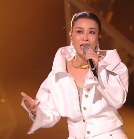 《歌手》夺冠被吐槽!资深歌手甄妮质问:那英,自己听听你唱得如何? 好意思赢吗?(图1) 《歌手》夺冠被吐槽!资深歌手甄妮质问:那英,自己听听你唱得如何? 好意思赢吗?(图1)