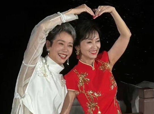 62岁白娘子与许仙比美,掀起了回忆杀,两人牵手走出来的瞬间像是来结婚的(图1) 62岁白娘子与许仙比美,掀起了回忆杀,两人牵手走出来的瞬间像是来结婚的(图1)