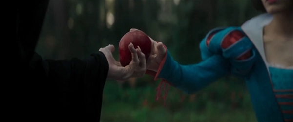 迪士尼《白雪公主》真人电影也在D23大会上亮相,并且公布了首支预告片(图4) 《白雪公主》真人电影首支预告片发布:盖尔·加朵饰演毒皇后亮相